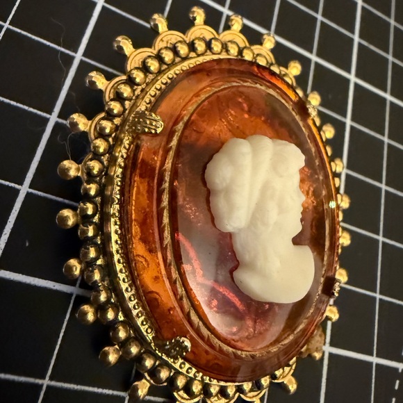 Elegant Gold and Brown Cameo Brooch - Picture 4 of 10